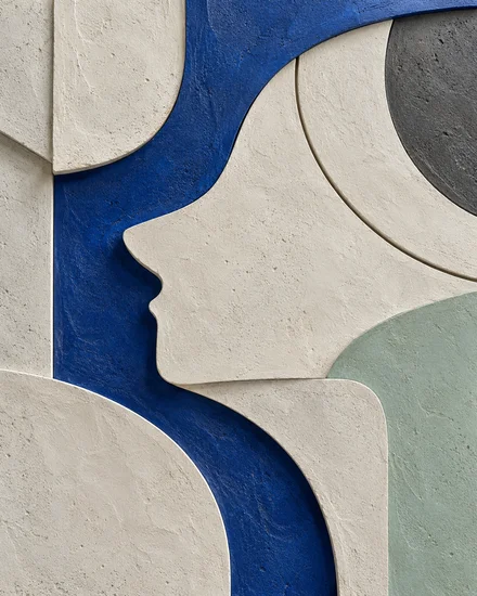 Mural con una silueta de perfil en cobalto, marfil y tonos minerales, generado con IA para el perfil de ejemplo de Iván.